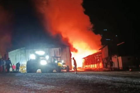 Incêndio atingiu galpão com maquinários agrícolas e de criação de suinos no interior de Nova Candelária