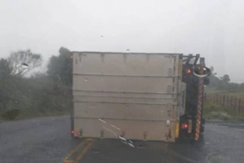 Ventania derruba caminhão durante temporal em Cruz Alta; chuva afetou norte e noroeste do RS