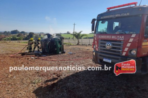 Caminhonete capota, pega fogo e deixa motorista ferido na RS-342, em Três de Maio
