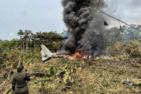 Avião militar da Colômbia cai com soldados a bordo