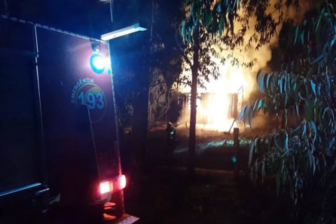 Bombeiros atendem ocorrência de incêndio em construção às margens da BR-386 em Soledade