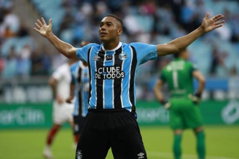 Com três de Carlos Vinícius, Grêmio goleia o São Luiz e dorme na liderança do grupo B do Gauchão