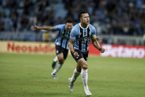 Em noite de golaço de Marlon, Grêmio bate o Atlético-MG e vence a segunda no Brasileirão