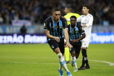 Atacantes decidem, Grêmio vira sobre o Santos e se afasta do Z-4 do Brasileirão