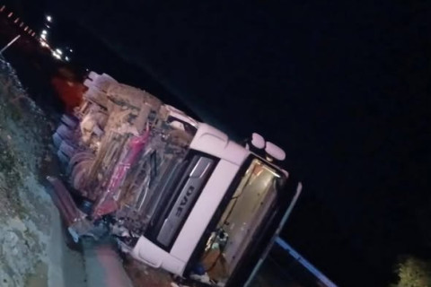 Caminhão-tanque tomba com 45 mil litros de gasolina na BR-386 em Soledade