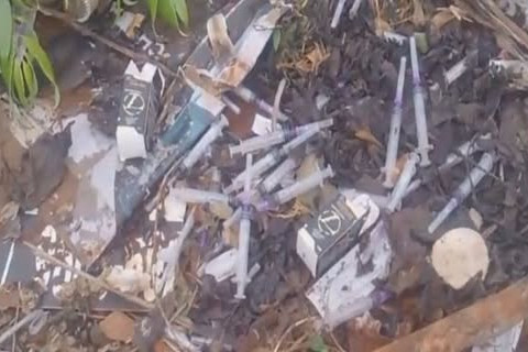 SERINGAS SÃO ENCONTRADOS EM LIXÃO CLANDESTINO ÀS MARGENS DA ERS 305 EM  HORIZONTINA