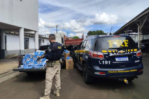 PRF prende homem com 12,5 mil maços de cigarros contrabandeados após perseguição na BR-468