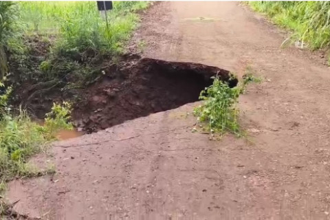 Enxurrada causa danos em estrada no interior de Nova Candelária