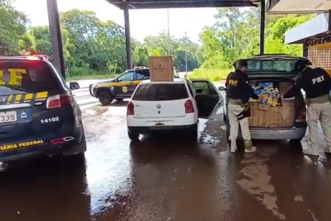 PRF prende dois contrabandistas e apreende veículos carregados de cigarros em Ijuí