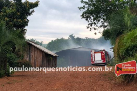Incêndio atinge galpão em comunidade rural de Três de Maio