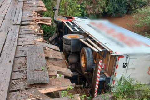 Caminhão cai de ponte que liga Almirante Tamandaré do Sul e Coqueiros do Sul