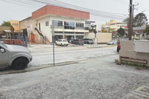 Granizo cai, acumula e deixa ruas brancas em SC