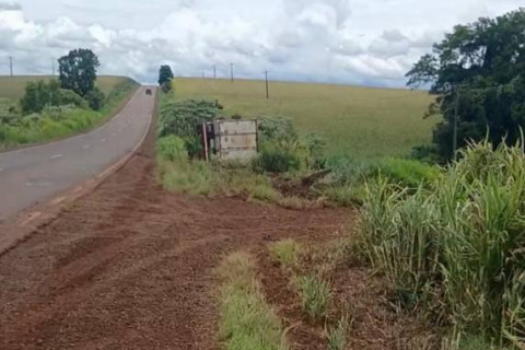 Caminhão tomba na RS-342 após manobra para evitar colisão frontal