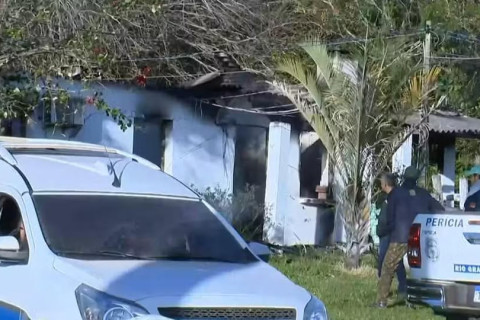 Casal de idosos morre em incêndio na Região Central; polícia investiga se lareira acesa ou celular na tomada teriam causado chamas
