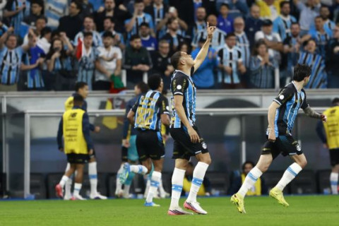 Grêmio vence o Inter com a Arena lotada e avança às semifinais da Copa do Brasil