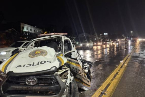 Viatura é atingida por caminhão e policiais ficam gravemente feridos na ERS-130, em Lajeado