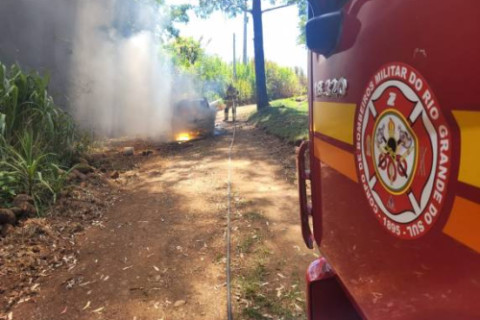 Corpo de Bombeiros combate incêndio em veículo em Horizontina