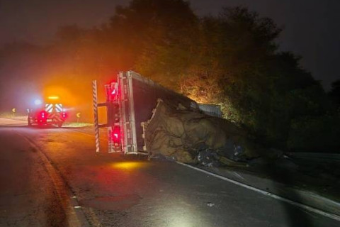 Tombamento de caminhão deixa motorista ferido na BR-153, em Irani
