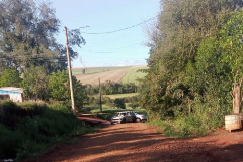 Corpo carbonizado é encontrado dentro de veículo incendiado em Coronel Bicaco