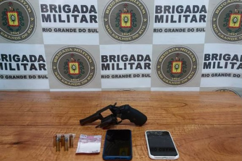 Homem é preso com arma, munições, drogas e dinheiro durante ação policial em Horizontina