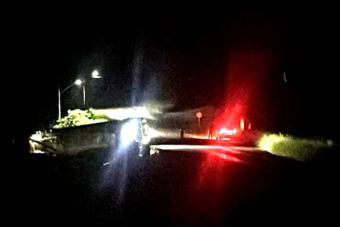 Caminhão carregado com ração tomba na RSC-472 em Três Passos
