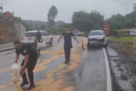 Óleo na pista gera acidente entre dois veículos na ESR-444, Vale dos Vinhedos, em Bento Gonçalves