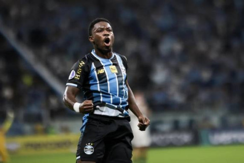 Com gol de Amuzu, Grêmio supera Riestra e vence a primeira na Sul-Americana