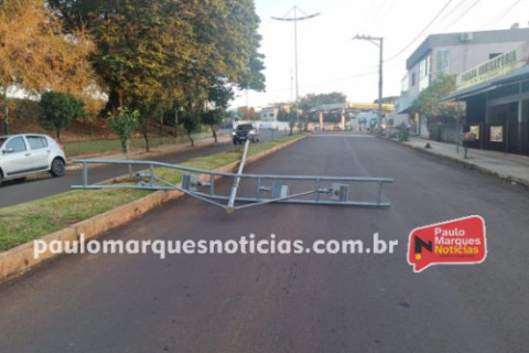 Motorista derruba poste de iluminação pública e foge do local em Três de Maio