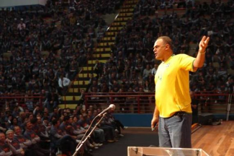 Oscar Schmidt, maior ídolo do basquete brasileiro, morre aos 68 anos