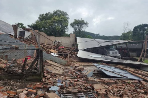 Vendaval causa destruição em Vila Rica, Farroupilha RS