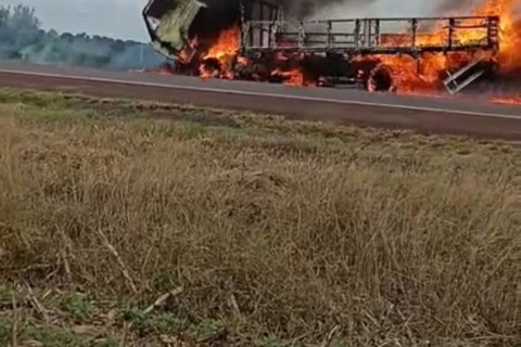 Caminhão é destruído por incêndio na BR-468, em Coronel Bicaco