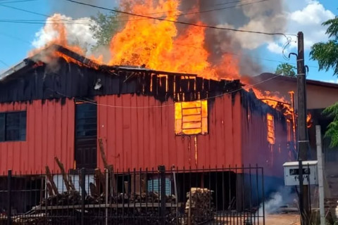 INCÊNDIO DESTRÓI CASA NO BAIRRO GLÓRIA EM SANTA ROSA