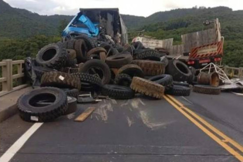 Homem morre em grave acidente envolvendo dois caminhões na ERS-122