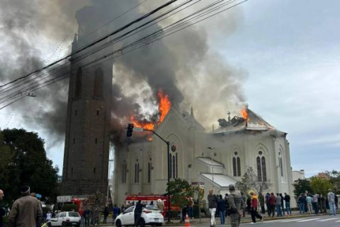 Incêndio atinge igreja no centro de Flores da Cunha