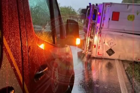 Caminhão carregado com defensivos agrícolas e milho com placas de Nova Prata tomba na RSC-453 em Boa Vista do Sul