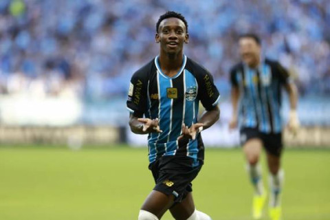 Mec decide, Grêmio vence o Coritiba e sobe na tabela do Brasileirão
