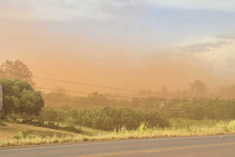 Ventos fortes causam nuvem de poeira em Santa Rosa. No bairro Sulina um clube sofreu danos no telhado.