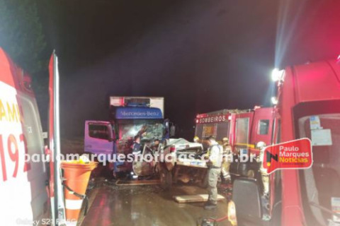 Jovem de 24 anos morre em colisão frontal entre caminhonete e caminhão na RS-342, em Independência