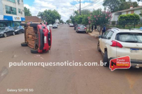 Carro tomba após colisão com veículo estacionado no bairro Glória, em Três de Maio