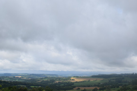 Segunda-feira será de sol e pancadas de chuva no RS