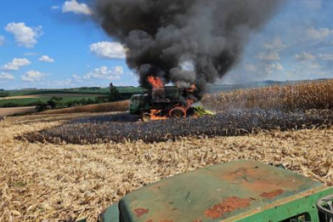 Colheitadeira é destruída por incêndio no interior de Três de Maio