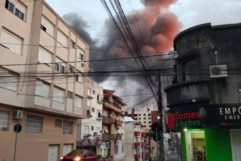 Incêndio de grandes proporções atinge o Colégio Marista Santa Maria