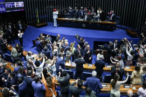 Senado aprova fim da escala 6x1 e redução da jornada de trabalho